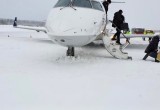 Самолет авиакомпании "Северсталь" выкатился за пределы взлетно-посадочной полосы