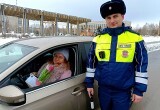 В Череповце инспекторы ГИБДД поменяли полицейские жезлы на праздничные букеты