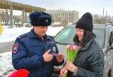 В Череповце инспекторы ГИБДД поменяли полицейские жезлы на праздничные букеты