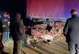 Три человека погибли после столкновения легковушки и грузовика под Череповцом