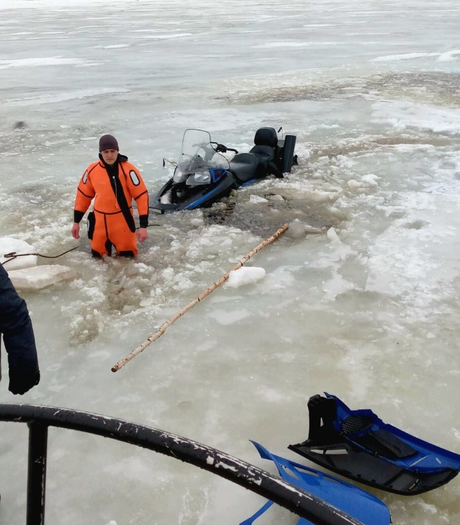 На Рыбинском водохранилище водитель снегохода едва не утонул, провалившись  под лед | 04.04.2023 | Череповец - БезФормата