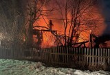 На северо-востоке Вологодской области сгорел трехквартирный дом: возможен поджог