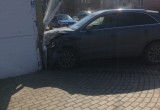В Вологодской области иномарка после аварии пробила стену продуктового магазина