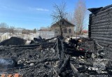 Пенсионер попал в больницу после пожара в деревянном доме под Череповцом