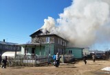Крупный пожар в Вологодской области: прямо сейчас в одном из райцентров полыхает многоквартирный дом