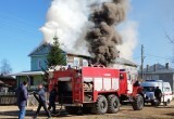 Семеро пенсионеров остались без крова в результате крупного пожара в многоквартирном доме на Вологодчине