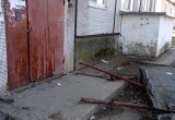 В одном из райцентров Вологодчины сегодня утром рухнул бетонный козырек подъезда