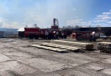 В Вологде локализован крупный пожар в ангаре деревообрабатывающего предприятия