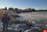 В Вологодской области бесстрашный 60-летний рыбак утонул в трех метрах от берега, провалившись под лед