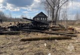 В деревне Романово под Череповцом сгорел деревянный дом 