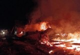 В деревне под Великим Устюгом загорелись три деревянных дома: возможен поджог