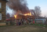 Многоквартирный деревянный дом загорелся на северо-востоке Вологодской области