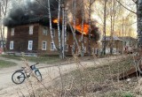 Многоквартирный деревянный дом загорелся на северо-востоке Вологодской области