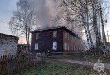 Названа причина крупного пожара в многоквартирном деревянном доме на северо-востоке Вологодчины