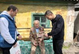 Фронтовиков из Алчевска наградили подарочными наборами от Вологодской области
