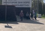 Малолетние вандалы разрушили парапет у мемориала "Штыки" в Череповце