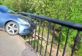 В Вологодской области водитель иномарки протаранил ограждение моста и едва не рухнул в реку