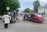 В центре Череповца столкнулись две иномарки, одна из машин на боку