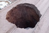 На одной из дорог Вологодчины появилась гигантская яма 