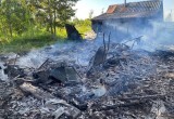 Крупный пожар под Устюжной: из-за неосторожного курения сгорели дом, баня и несколько хозпостроек