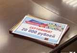 В Череповце победительница конкурса "Сделаем город чище!" сорвала с остановок больше 3 тысяч объявлений