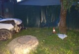 В Вологодской области автоледи на "Ладе" влетела в дерево и забор