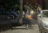 В Череповце подростки подожгли пух во дворе: огонь всерьез угрожал автомобилям