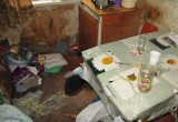 Ревнивый житель Вологодской области после пьянки приколотил своего собутыльника гвоздями к полу