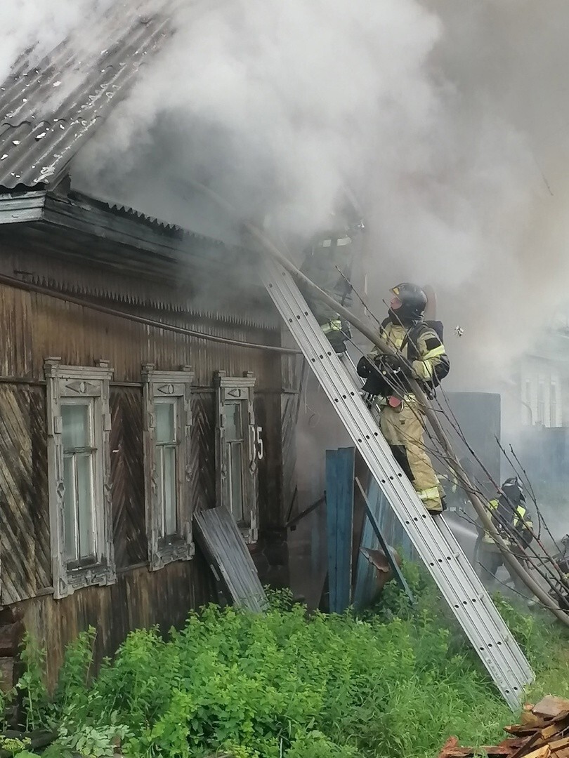 В Великом Устюге в эти минуты горят двухэтажный гараж и нежилой дом |  30.06.2023 | Череповец - БезФормата