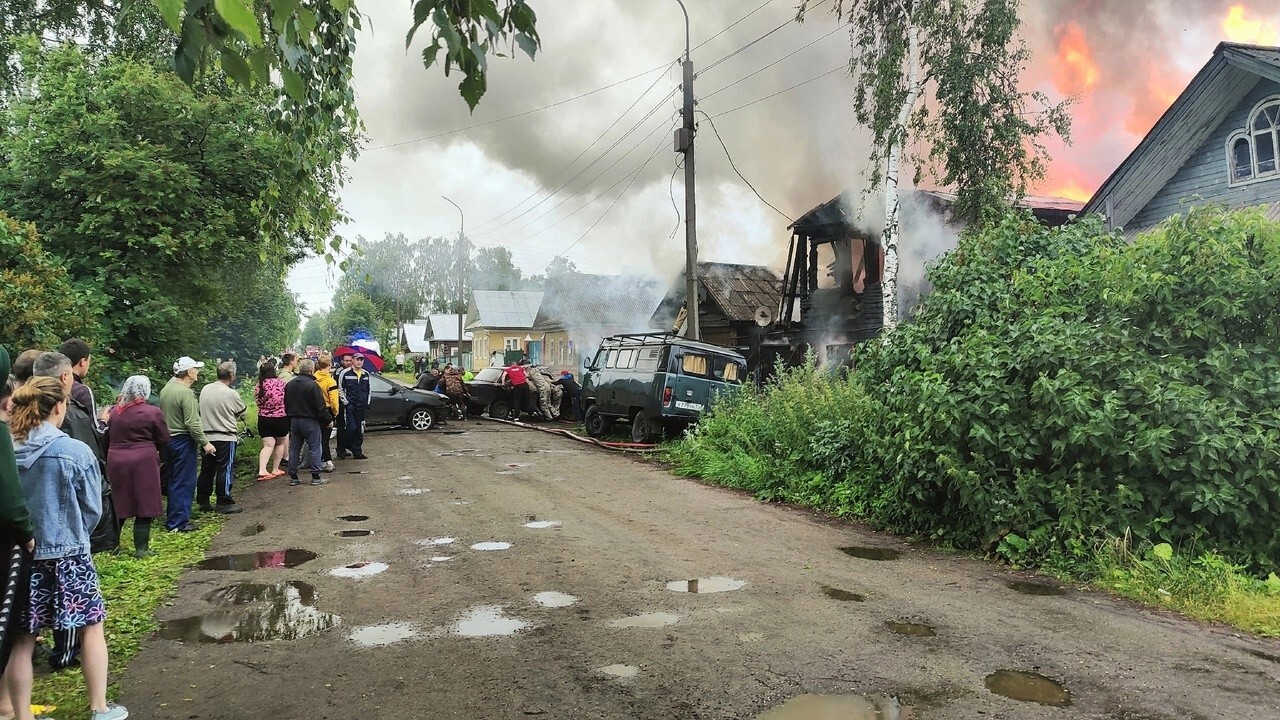 В Великом Устюге в эти минуты горят двухэтажный гараж и нежилой дом |  30.06.2023 | Череповец - БезФормата