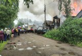 В Великом Устюге в эти минуты горят двухэтажный гараж и нежилой дом