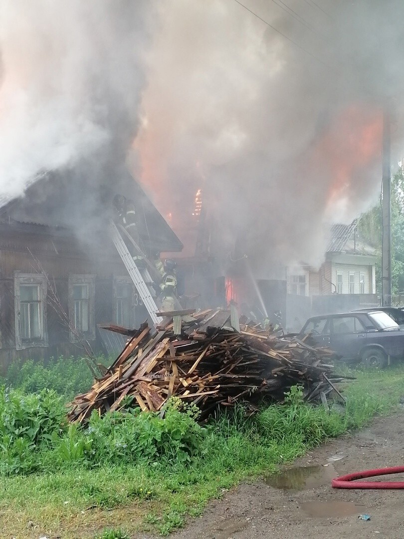 В Великом Устюге в эти минуты горят двухэтажный гараж и нежилой дом |  30.06.2023 | Череповец - БезФормата