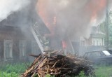 В Великом Устюге в эти минуты горят двухэтажный гараж и нежилой дом