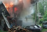 В Великом Устюге в эти минуты горят двухэтажный гараж и нежилой дом