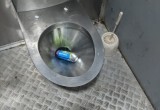 В Череповце вовсю процветает "туалетный вандализм": кабинки завалены бутылками, окурками и другим мусором