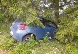 Под Вологдой автоледи на "Тойоте" столкнулась с трактором, вылетела в кювет и врезалась в дерево