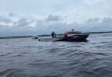 На Рыбинском водохранилище яхта, у которой три дня назад сломался двигатель, села на мель с пробитым корпусом