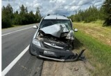 На федеральной трассе в Вологодской области водитель "Лады" врезался в отбойник и умер в больнице