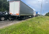 Водитель "Ниссана" оказался в больнице после столкновения с грузовиком на трассе под Вологдой