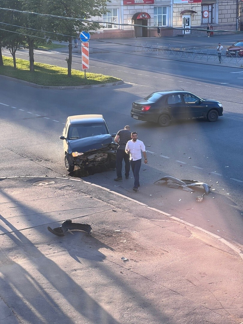 В Череповце на улице Металлургов иномарка вылетела на тротуар и врезалась в  дом | 07.08.2023 | Череповец - БезФормата