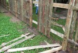 В Череповце вандалы разрушили деревянный забор у будущего квест-парка 