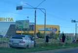 В Череповце на Октябрьском проспекте столкнулись две легковушки: одну отбросило на газон