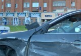 В Череповце на Октябрьском проспекте столкнулись две легковушки: одну отбросило на газон
