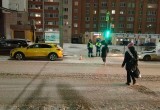 В Череповце на Октябрьском проспекте водитель на желтой Kia сбила девочку-подростка