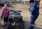 В Вытегре дорожные полицейские остановили 8-летнюю девочку за рулем квадроцикла 
