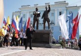 В Череповце торжественно открыли памятник отцам-основателям легендарного металлургического комбината